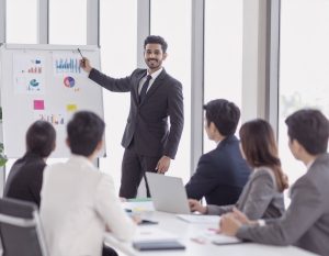 Firefly_ein foto von einem jungen mann im anzug ohne krawatte, der vor einer gruppe businessm 244853_S