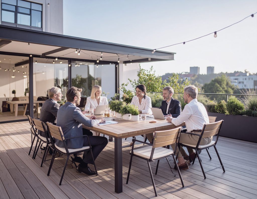 Firefly_foto zum thema teamentwicklung mit 4 - 8 personen in einer büroumgebung outdoor 648924_S