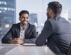 Firefly_ich möchte eine coaching situation darstellen, bei der sich zwei menschen an einem be 244853 (2)_S